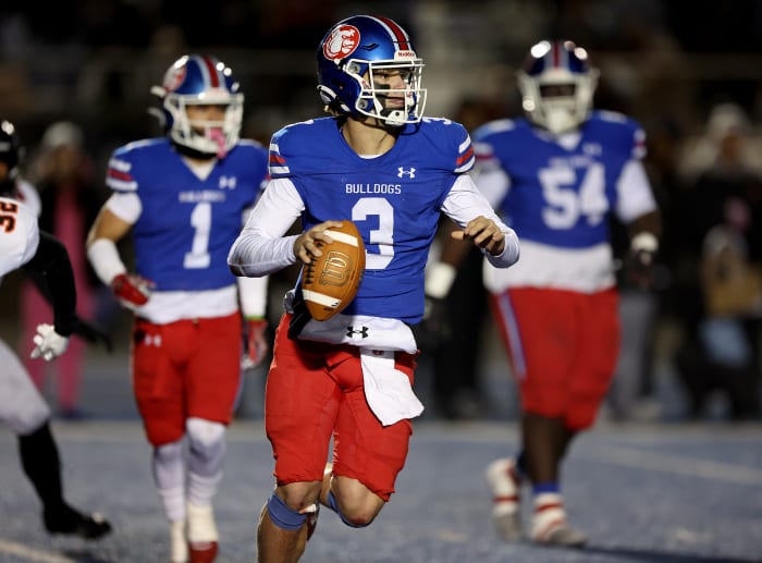 Ryder Lyons (3) only threw 14 passes Saturday, but completed 10 for 190 yards and a score.